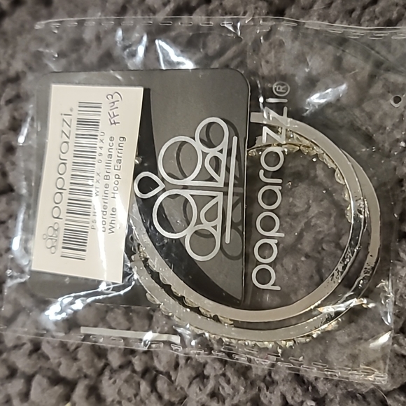 Borderline Brilliance White Rhinestones Earrings 👌 Rare Find - Picture 2 of 3